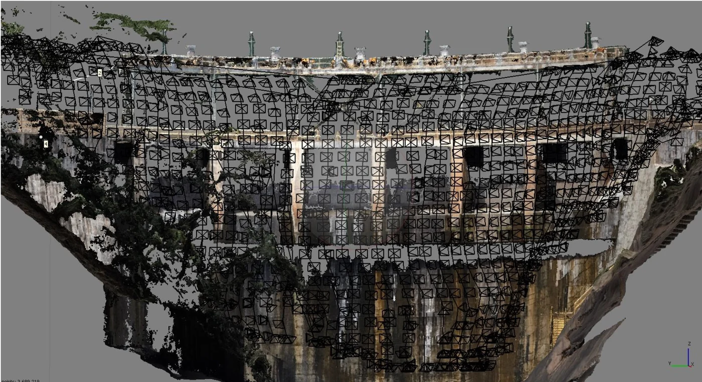 Plano de voo 3D calculado sobre o modelo da barragem