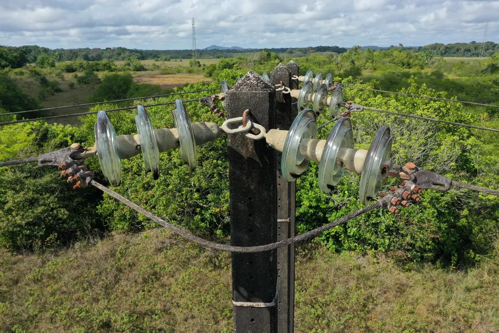 Isoladores de uma linha elétrica